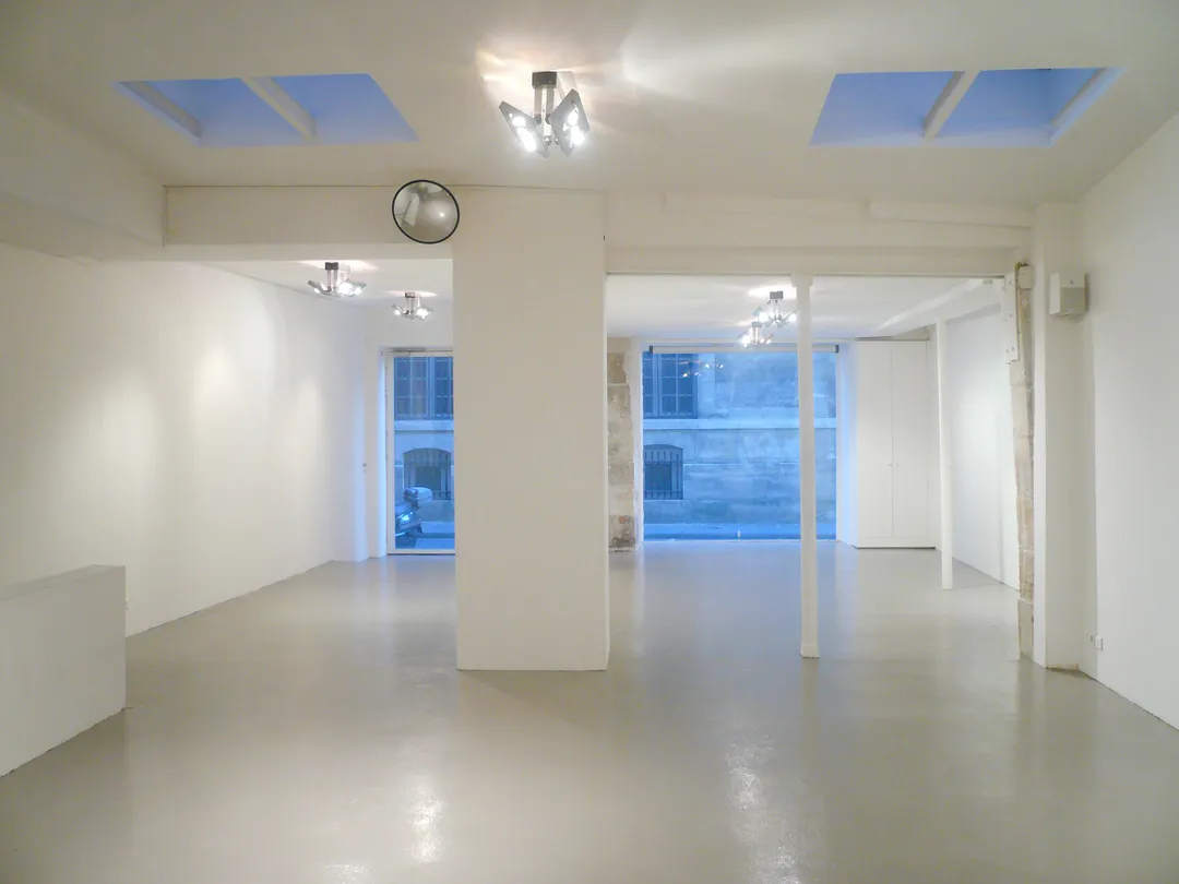 In the heart of the Marais' animations. The O's gallery has a large and welcoming window on the street. The space of 145m2 with a refined charm has an office, a kitchen and a shower room. Large spotlights are combined with the window to illuminate your collections.The plus : A cellar in the basement that can be used for storage or even as a reception area. Its exposed stones give it a rustic charm that will seduce you. null
