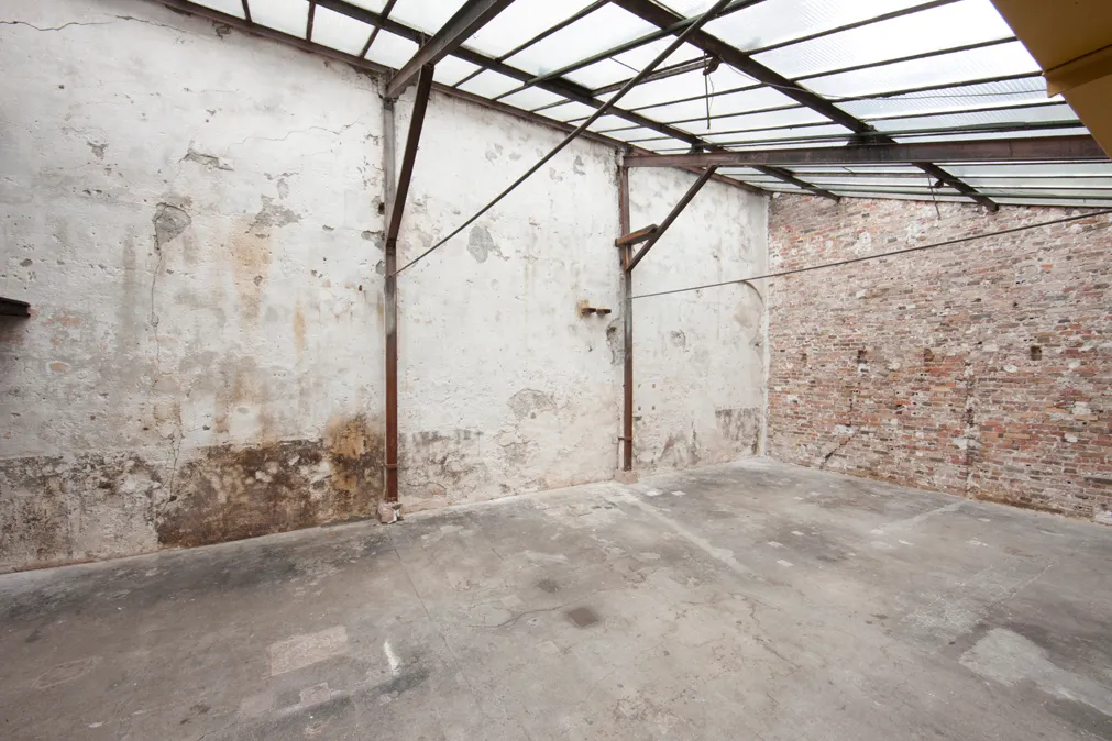 Un espace de 180 m2 totalement atypique entre le studio photo et la galerie d'art... Un côté très brut avec pierres et briques apparentes sous verrière comme un côté beaucoup plus élégant et chaleureux décoré avec des objets d'art... Un espace de plain pied situé dans le 11ème arrondissement dans une charmante impasse végétalisée et au calme... Espace tout équipé avec belle cuisine ouverte offrant beaucoup de convivialité. L'Atelier T