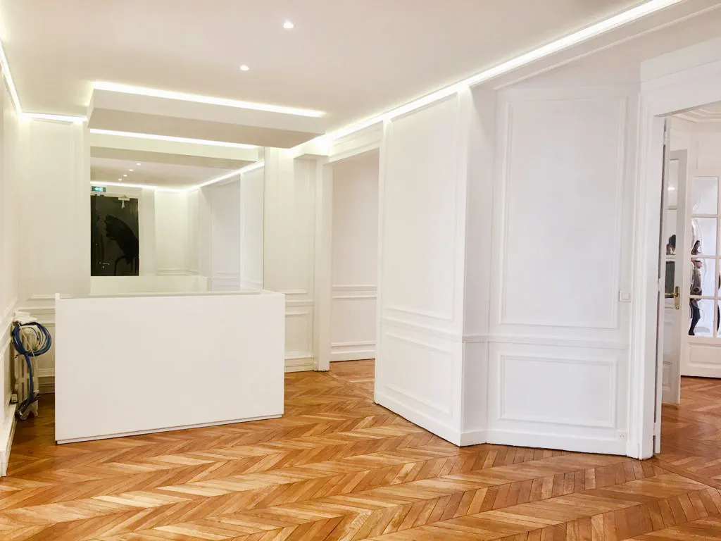Very beautiful apartment in "star shape", in the famous Golden Triangle. On one level, with a surface area of 180m2, to complete this place, you will find a brand new kitchen, and as well as amenities.Bright and crossing, this space combines the charm of the old with modern and functional storage. Typical herringbone parquet floor, moldings and marble fireplaces... It is the perfect place for a showroom on the occasion of Fashionweek. The cachet and an ideal location, an opportunity to seize! null