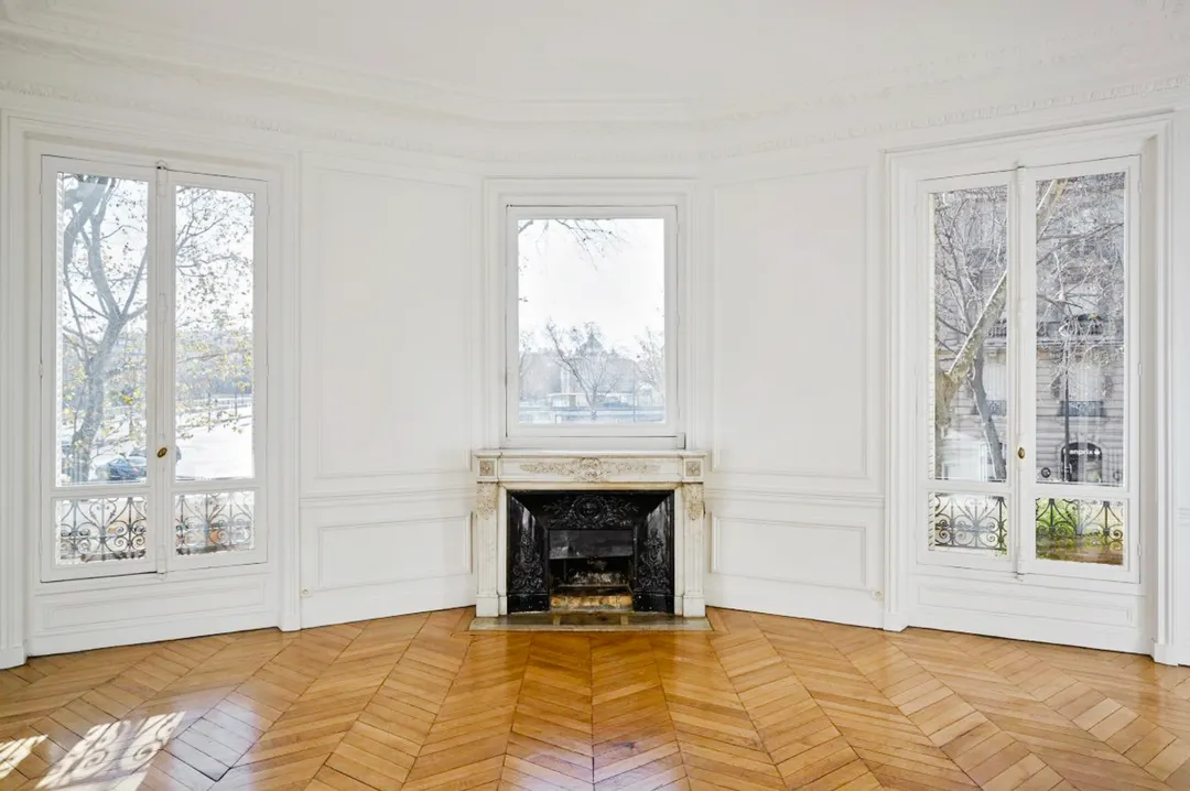 Very chic Haussmanian apartment of 150m2. Golden triangle, herringbone parquet, moldings, and marble fireplaces, this place is full of qualities! On the ground floor, it offers a breathtaking view and a beautiful luminosity. Elegant and still in its original state, this space will be ideal to welcome a collection or products that it will enhance in its in a beautiful and comfortable atmosphere. null