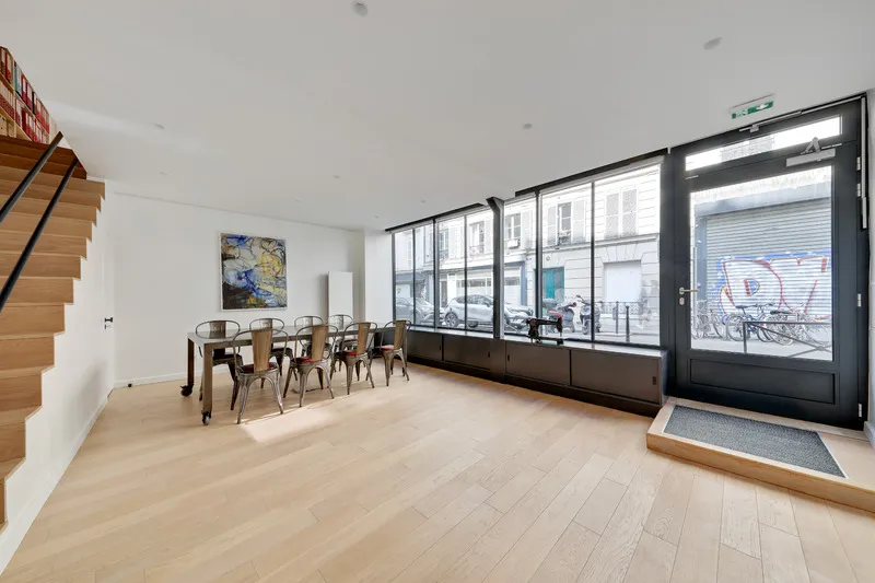 Le showroom Murielle est un espace aux multiples qualités.Il est idéalement localisé dans l'hyper-centre du Marais, le quartier ultra tendance pour la Fashion week parisienne, et il est également parfaitement optimisé. Sans parler de sa superbe vitrine sur rue qui vous assure une belle visibilité! Ce lieu tout équipé a tout ce qu'il vous faut! Showroom Murielle