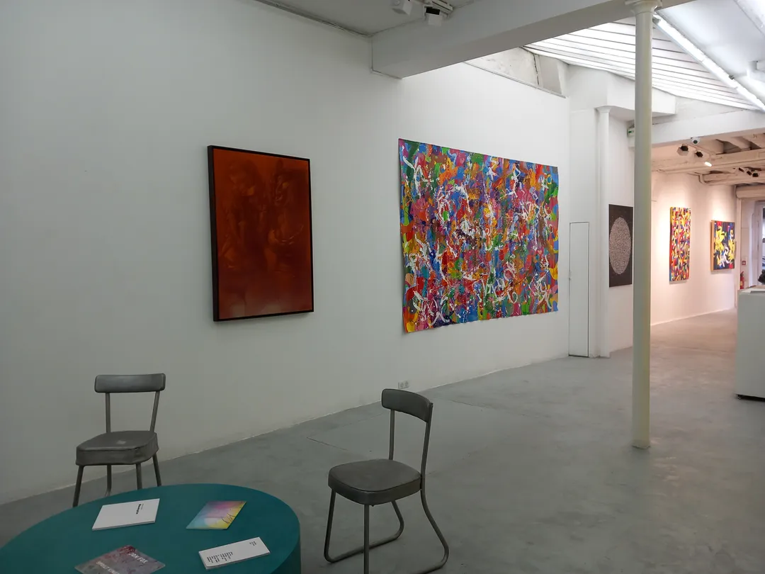 Plongez dans l’univers d’une galerie moderne, idéale pour accueillir vos showrooms! Son atmosphère underground vous conquiert d’un simple regard. Un autre atout majeur est sa vitrine donnant sur rue . L’espace aéré du rez-de-chaussée s’étend sur 120 m2, et s’accompagne de superbes caves à l’architecture originale de 40m2.L’emplacement de ce lieu, au coeur de Paris, est tout aussi attractif, au sein de la fameuse rue Saint Honoré, à 2 pas du métro Les Halles! Espace Street