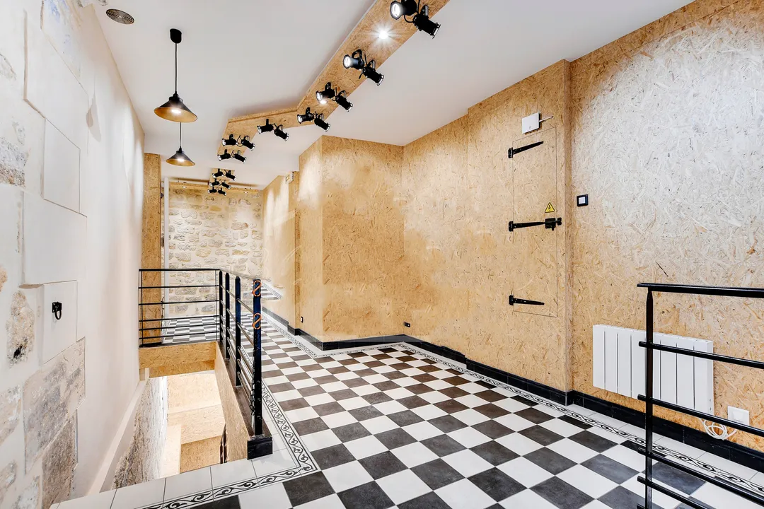 Belle boutique, nouvelle sur le marché (décembre 2022) d'une surface de 58m2 sur deux niveaux (28m2 au rez-de-chaussée et 30m2 au sous-sol). Façade sur l'une des rues les plus actives du quartier Montorgueil, repère du monde parisien de la mode. Excellente exposition et lumière naturelle, agrémentée de rails de spots. Fraîchement rénové, cet espace vous accueille dans un atmosphère chaleureuse et moderne. Des murs en bois, et tantôt aux pierres apparentes, et un sol en damier. Boutique très conviviale toute équipée. Avec au sous-sol une cuisine, un WC, et également un espace de stockage qui peut aussi faire office de bureau. Boutique Damier