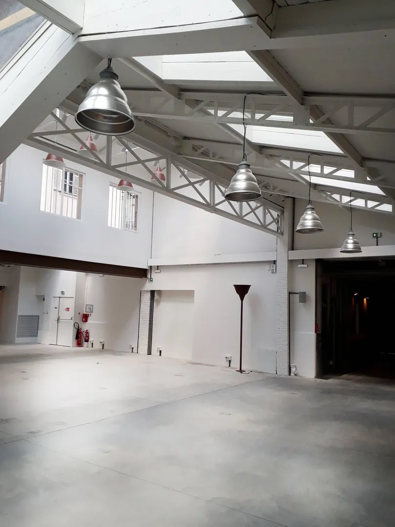 L'entrepôt possède tout ce dont vous avez besoin, cet immense espace de 800 m2 à quelques pas de la Place de la République se compose D'une boutique de 65 m2 avec vitrine sur rueUn grand plateau de 490 m2 au rez-de-chausséeDeux appartements de 60 m2 chacun aux étagesDeux caves de 70 m2Dans un quartier dynamique et branché, ces anciennes écuries modernisés avec une structure Eiffel, permettent d’accueillir un showroom multimarques ou un défilé. Entrepôt R