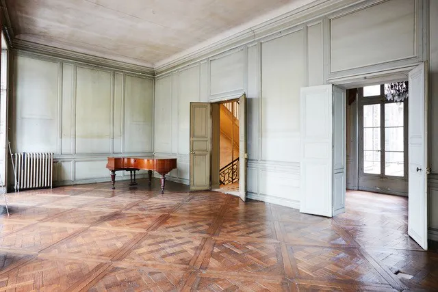 Au coeur du très chic du 7e arrondissement, voici un très bel hôtel particulier. Superficie générale : lieu 400m2 + cour, porche et garage. Atmosphère d'antan. Dans son jus, les murs témoins de l'histoire du lieu, avec de nombreux détails sur le parquet, le papier peint, et un magnifique carrelage à octogonal style château. À allier avec un univers magique ! Les salons Uni