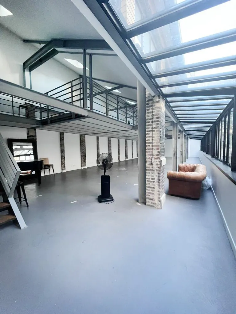 Amateur de poésie ? Emplacement très rare ! Loft de 312 m2 sur deux niveaux sur la très prisée : île Saint Louis. Réputée pour abriter la population parisienne la plus raffinée. L'espace est confidentiel, industriel et atypique. Il bénéficie également d'une très belle hauteur sous plafond, et clou du spectacle : vue sur Seine ! Showroom aux lignes design et architecturales, moderne et confortable. Sa grande verrière doublée d'immenses fenêtres lui offrent une lumière naturelle optimale.Sol en béton ciré, pierres apparentes et bel escalier de bois... Un lieu ayant été agencé et décoré avec goût pour allier charme, confort et authenticité. En plein coeur de Paris, dans le 4e arrondissement, il vous suffit de traverser un pont pour atterrir dans le Marais, théâtre des festivités de la fashionweek parisienne. Loft de Maria