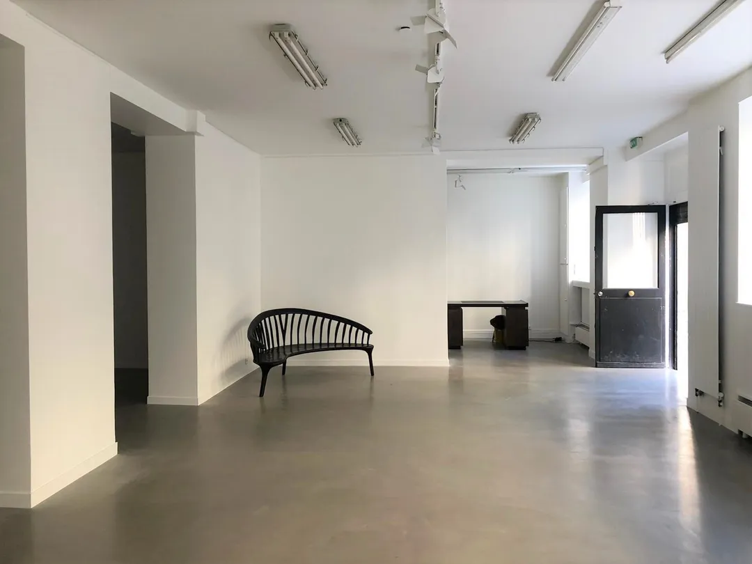 Situé dans le Marais, optez pour un espace spacieux de 100m2, lumineux, fonctionnel et avec vitrine !Il s'organise en deux niveaux : une belle zone d'exposition au rez-de-chaussée puis des commodités au sous-sol. Il n'attend que vos collections pour le sublimer lors de vos showrooms! Le Showroom de Paris 3ème