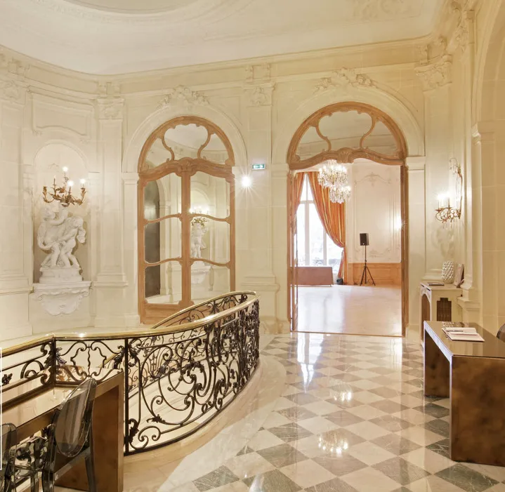In the 8th arrondissement of Paris, in the heart of a private hotel, the love of a rich coffee merchant to a "Demi-Mondaine". A 250sqm showroom with a romantic 19th century atmosphere, in the famous Parisian golden triangle. A perfect location.French charm: a large marble staircase, high ceilings, checkerboard tiles, herringbone parquet, moldings... All redone, with some modern touches for comfort. A refined and very bright space that will make an elegant showroom for the Paris Fashionweek. null