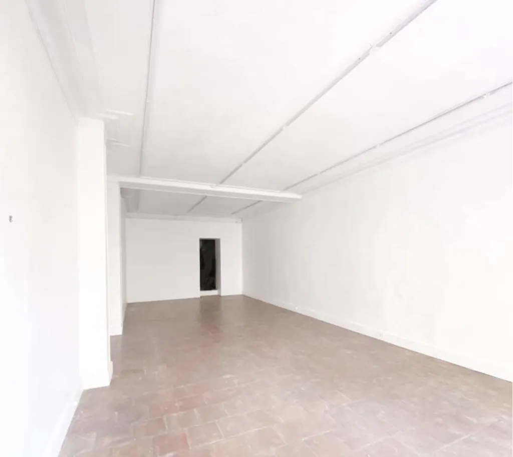 Beautiful gallery of 165sqm located in the very dynamic Parisian Marais. On one level, and in a building classified "historic", with a large window on the street. The space is spacious and bright.Ideal as a showroom or popup store during Paris fashionweek. Access by metro Saint Paul or Chemin vert, in the heart of the festivities. null