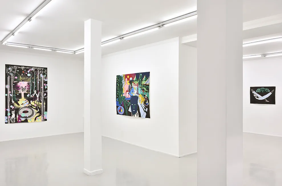 Très belle galerie de 200m2 avec une grande vitrine sur rue. Juste à côté du célèbre musée Picasso, au coeur du Marais. Un emplacement idéal pour la fashionweek de Paris ! L'espace est sur deux niveau avec un rez-de-chaussée et un premier étage accessible par un escalier. Avec une belle hauteur sous plafond, c'est un showroom spacieux et lumineux prêt pour accueillir des produits ou une collection. Tout équipé : Wifi, système de sonorisation, cuisine, sanitaires ... Une galerie au charme classique et parisien (béton ciré, poteaux blancs) à ne pas manquer ! Galerie Alice
