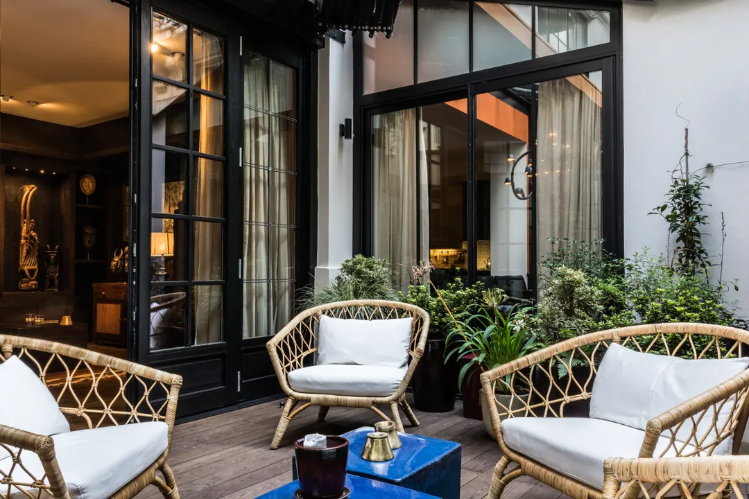 New space! At the end of a typically Parisian cobbled courtyard, discover this beautiful 130sqm private mansion. Designed by a famous architect, creator of theatres in the capital, it is a place full of history. The space is on two levels, and filled with art objects and curiosities that give it a mysterious aspect, almost impossible to place in a space-time. An inspiring place, the daily theatre of many artists. Meeting rooms, reception rooms, a library... This space is full of originality and offers several different atmospheres. Equipped with a kitchen and a dining room sheltered under a poetic glass roof, this is the space you need to organise receptions in a variety of atmospheres. The whole is crowned by a private outdoor terrace, for your most beautiful summer tables ! null