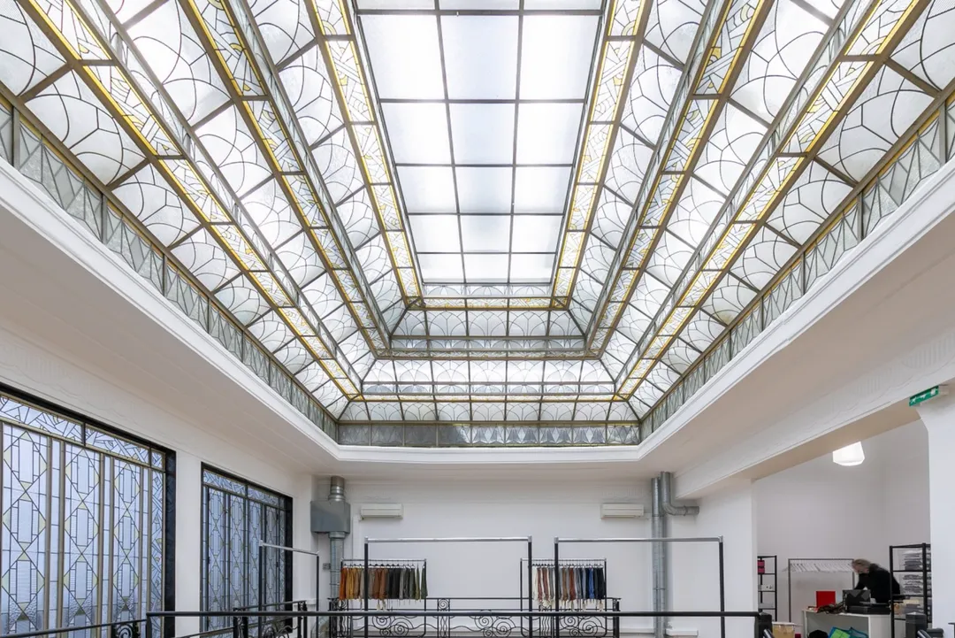 Bel espace de 600m2 en plein centre de Paris, à deux pas des halles, dans le quartier très dynamique du Sentier.Sur plusieurs niveaux, spacieux et très lumineux grâce à une belle verrière type Samaritaine. Showroom clés en mains, équipé de spots lumineux, néons et portants. Chic et discret, au fond d'une cour pavée typiquement parisienne, le lieu idéal pour accueillir vos pendant la fashionweek de Paris. Showroom de Julien