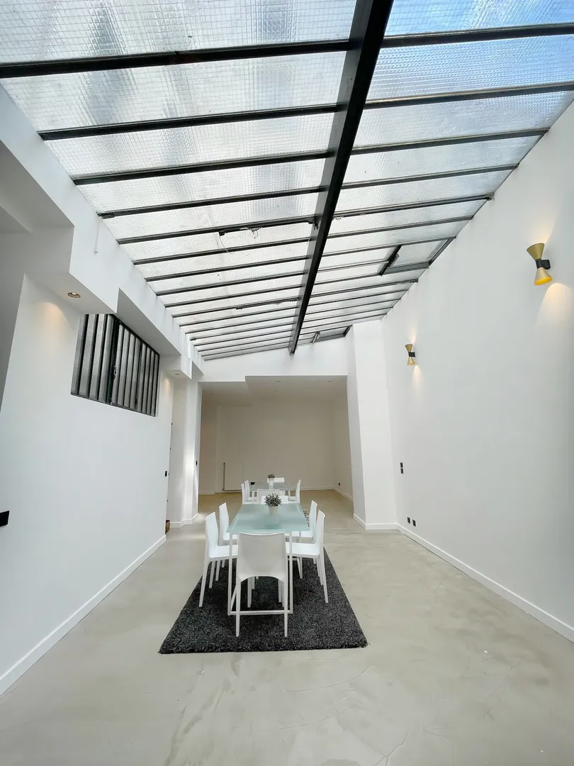 Au coeur du Marais, à deux pas du célèbre musée Picasso. La galerie Anne-Pierre fait profiter d'une très belle localisation, idéale pendant les quatre fashionweek parisiennes. D'une surface de 210m2 disposé en étoile, c'est un showroom spacieux et très lumineux grâce à sa belle hauteur sous plafond, surplombé de ses verrières (très recherché!). Dans une style classique et épuré, cet espace est facilement personnalisable, et s'adapte à votre goût. C'est une galerie toute équipée, prête à recevoir dans le cadre d'une présentation de produits ou d'une collection, qu'elle saura mettre en valeur grâce à son mobilier moderne et discret, ses spots lumineux, et son coin cuisine. Le sous-sol peut faire office de pièce de stockage.Une jolie galerie bien située, clés en main pour les professionnels de la mode. Galerie Anne-Pierre