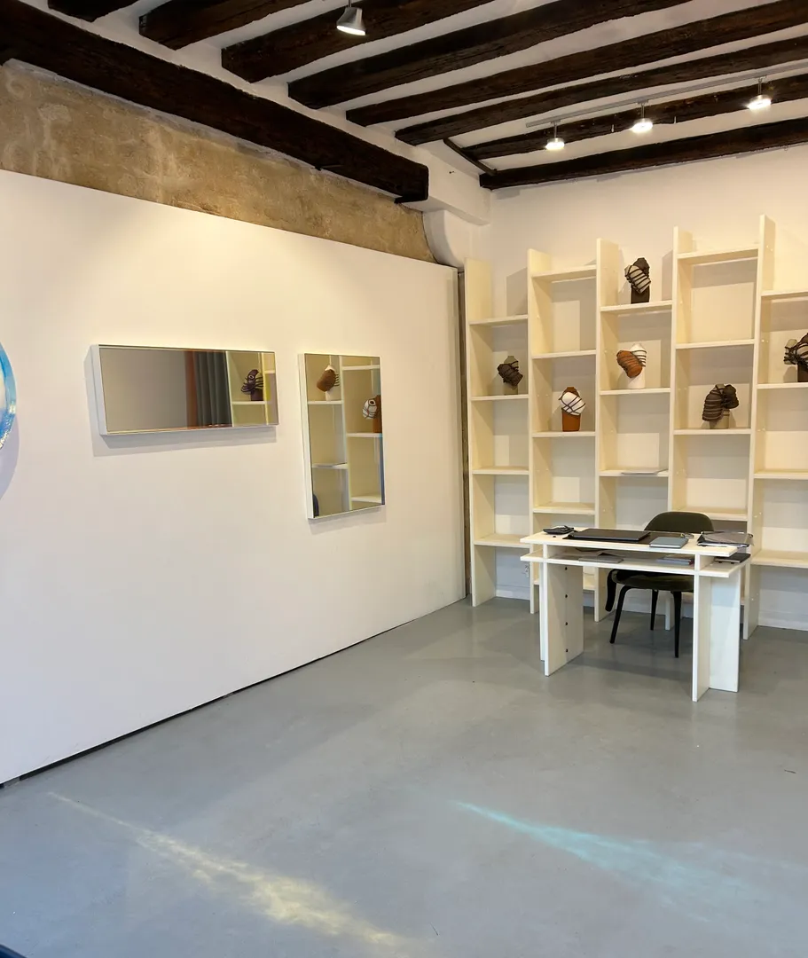 Le petit showroom du Marais offers an area of 30m². Ideally located near other showrooms,it will allow excellent visibility thanks to the synergy of other surrounding brands. The place has a large storefront, beautiful wooden beams and a polished concrete floor.This mix gives a typical Parisian character and a touch of modernity. null