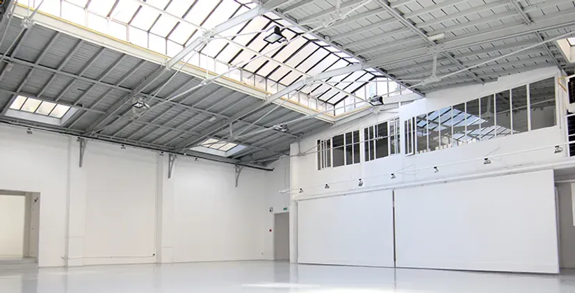Démesuré, et dans un emplacement très stratégique 500m2 ! Un espace démesuré dans un emplacement stratégique pour la fashionweek (secteur place des Vosges). Une ambiance mystérieuse plane dans cet ancien hangar dont l'écho fait vibrer les murs. Un coup de coeur assuré pour ce lieu atypique au caractère rustique ! Espace Vosges