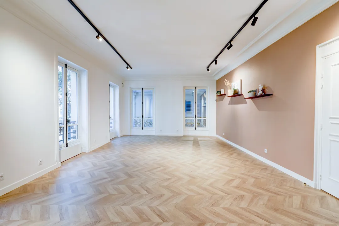 Bel appartement de 140m2 dans un style haussmannien, agencé en enfilade de plusieurs salons. Situé dans le très central 2e arrondissement de Paris, entre le musée des Arts et Métiers et le quartier du Marais. Dans un style très épuré et facilement personnalisable, l'espace est décoré avec goût (parquet parisien), dans un style moderne et chaleureux. Il est équipé d'une cuisine, de sanitaires mais également de rails de spots, qui seront idéaux pour illuminer des produis ou une collection. Un lieu ouvert, spacieux, lumineux avec une belle hauteur sous plafond, clés en main pour la fashionweek de Paris ! Showroom L2