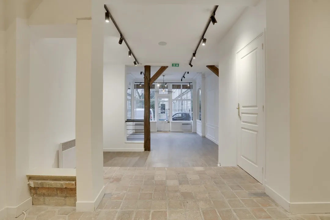 Really lovely shop of around 50sqm ideally located next to THE Carreau du Temple!The dreaming fit for a showroom during the Parisian Fashion week.A charming space in an haussmanian style and offering a storefront.Enjoy also a storage space in the basement. null