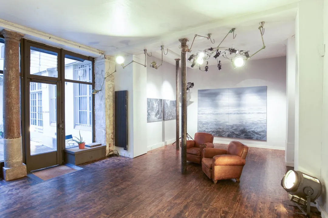 A la recherche d'un petit showroom de charme fonctionnel dans le très prisé 1er arrondissement de Paris ?Cet espace est fait pour vous !Niché au fond d'une cour, à vous un espace à l'esprit industriel chaleureux d'environ 50m2 de plein pied !Un emplacement unique à 3 minutes à pied de la Place Vendôme ou du Marché Saint Honoré !! Showroom Casanova