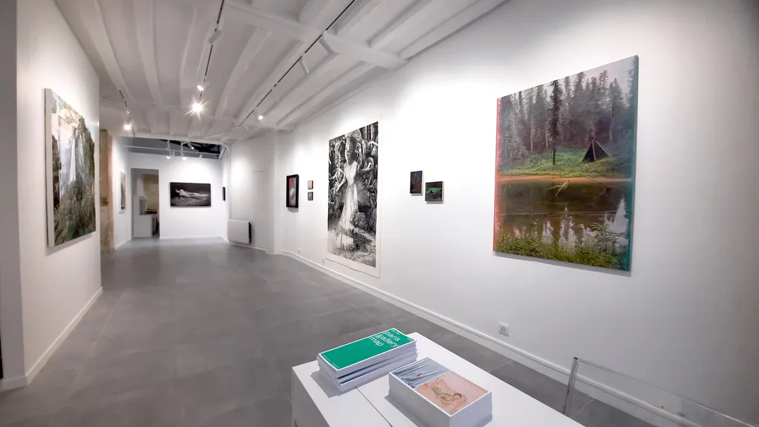 ! Nouvel espace ! Emplacement idéal pour la fashionweek. Au coeur du Marais, à deux pas du célèbre centre George Pompidou. Découvrez cette jolie galerie de 80m2 refaite à neuf ! Bien pensée, cette galerie allie confort et authenticité (belle hauteur sous plafond) avec un alliage moderne (poutres apparentes, pierres naturelles...) et un élégant carrelage au sol. Elle fait profiter d'une belle vitrine sur rue, ce qui la rend exploitable comme pop up store. Et est agrémentée de spots surplombant la devanture, qui offrent un bel éclairage la nuit tombée. Rare dans cette rue ! Toute équipée, cuisine, sanitaires, alarme, climatisation, rails de spots orientables... cet espace est prêt à recevoir des produits ou une collection, et à accueillir les professionnels de la mode ! Galerie Olympe