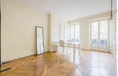 ! Nouvel Espace ! Lieu d'exception, rare pour le quartier. Appartement haussmannien de haut standing, d'une superficie de 100m2. Localisation idéale pour la Fashionweek de Paris, à proximité du cirque d'hiver et du célèbre Carreau du Temple. Muni d'une belle hauteur sous plafond, ce lieu est spacieux et très lumineux grâce à ses grandes fenêtres sur rue. Très typique (moulures, parquet point de Hongrie...), c'est un espace au charme authentique, et facilement personnalisable. Agencé en enfilade de plusieurs salons, il offre un cadre exceptionnel pour présenter des produits ou une collection. Showroom Alix