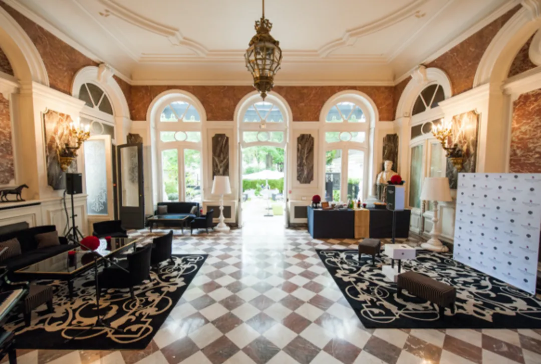 Au centre du triangle d'or, découvrez ce bel hôtel particulier de plus de 600m2. Une enfilade de salons plus chics les uns que les autres, dans une décoration luxueuse et raffinée. Parquet, très belle hauteur sous plafond, moulures, fresques, dorures... rien n'a été laissé au hasard ! C'est un lieu chargé d'histoire agencé sur deux niveaux. 173m2 au rez-de-chaussée, 306m2 au premier étage, 90m2 au sous-sol, le tout couronné par une sublime et grande terrasse de 280m2 ! Idéal pour vos cocktails et dîners estivaux ! Voyez les choses en grand et offrez vous une architecture élégante "à la française". Et pour les plus mondains, les soirées sont possibles jusqu'au bout de la nuit ! Demeure de Marie