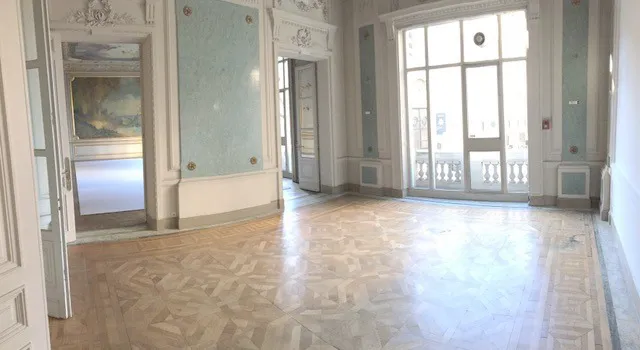 Adresse confidentielle ! Magnifique hotel particulier au coeur du très chic 16e arrondissement de Paris. D'une superficie 1200m2 sur deux étages, avec un sous-sol pouvant servir de stockage, et d'un jardin pour les cocktails en extérieur. Un lieu d'exception à l'atmosphère princière. Belle hauteur sous plafond, plafond ornementé, parquet, moulures, miroirs...C'est un lieu de caractère, idéal pour présenter une collection ou des produits pour la semaine de la fashionweek.C'est un espace chic et fonctionnel, prêt à recevoir les professionnels de la mode. Chez Monsieur Octave
