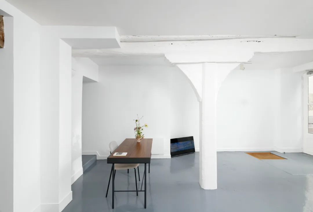 ! Nouvel Espace ! Très jolie galerie plein de charme !Située dans le quartier du Marais parisien, et d'une superficie de 80m2, elle représente un choix idéal pour la fashion week de Paris. Très lumineuse, avec une belle hauteur sous plafond, des poutres apparentes, un sol en béton ciré... C'est un showroom au charme classique et parisien, facilement personnalisable. Toute équipée, cuisine, spots lumineux orientables. C'est un espace adapé pour accueillir les professionnels de la mode, afin de leur présenter des produits ou une collection. Showroom V