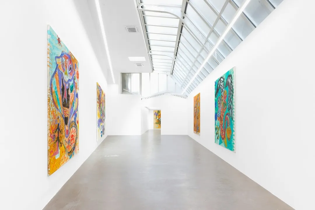 ! Nouvel Espace ! Dans un quartier stratégique pour la fashion week de Paris, voici une très belle galerie de plus de 180m2 de plain-pied, confidentielle, au cœur du Marais.Située à deux pas du célèbre "Carreau du Temple", elle est pourvue de plusieurs grandes verrières qui lui offrent une très belle luminosité. Hauteur sous plafond, béton ciré, cuisine fonctionnelle, grands murs blancs...L'atmosphère de cet espace est simple mais élégante et complètement personnalisable. C'est un showroom tout équipé, très fonctionnel pour présenter des produits ou une collection, et accueillir les professionnels de la mode. Showroom B