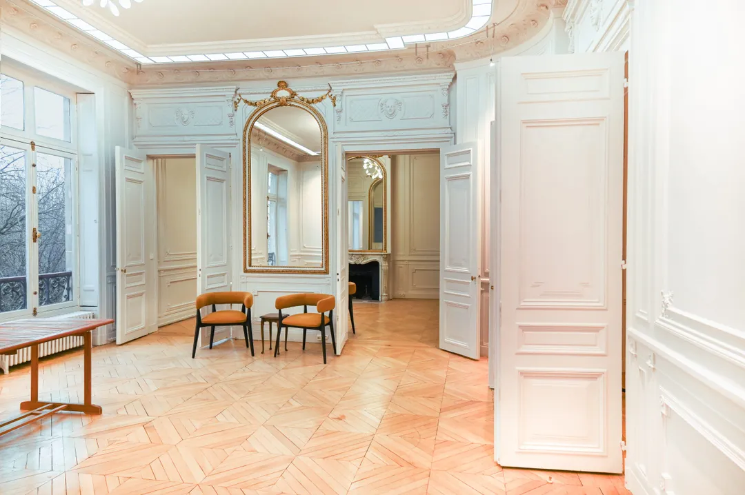Nouvel appartement haussmannien de 300m2Un espace lumineux et traversant, avec parquet, moulures, grandes hauteurs sous plafonds et entièrement rénové ... Superbe !!!Côté emplacement : dans le très chic et prisé Triangle d'Or parisien.Le visiter, c'est l'adopter ! Le Triangle 300