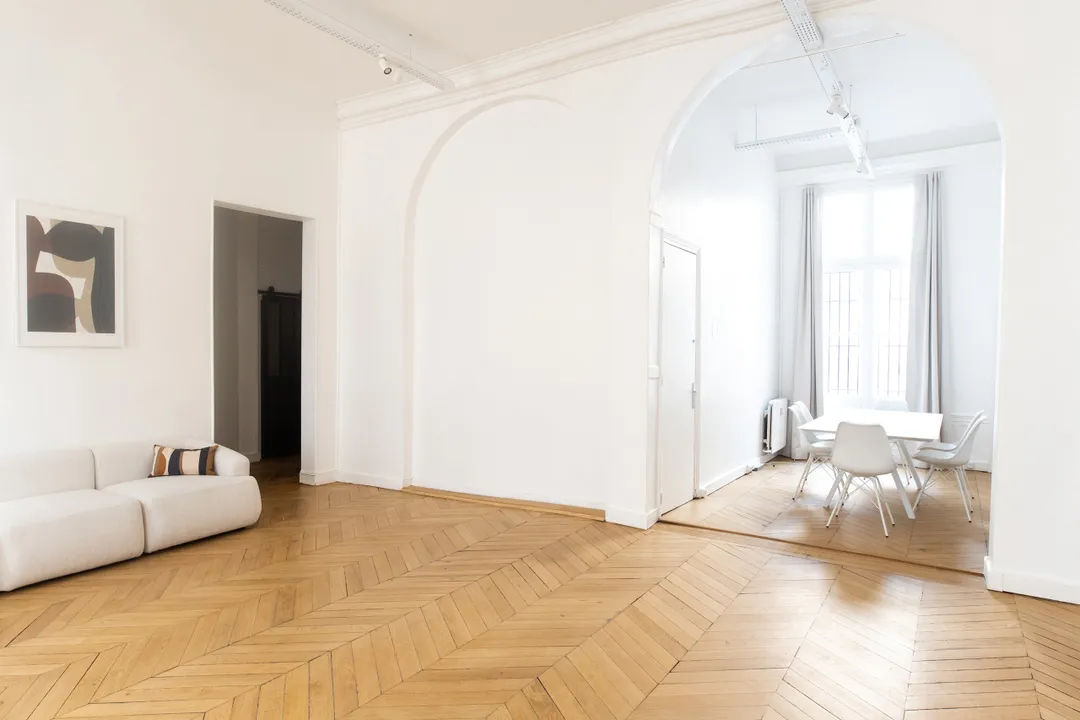 Beautiful 70sqm flat in the heart of the "Sentier" district, one of the most dynamic in the capital. Haussmanian in style, this typically Parisian apartment boasts 4 metre high ceilings, herringbone parquet flooring, mouldings and large windows.Divided into several areas: entrance hall, main rooms, study, storage room, kitchen, sanitary facilities, etc. Spacious and bright, with a classic, uncluttered charm, this is a fully customisable space! Fully equipped. Spotlight rails, photo & video studio, projectors. High-quality equipment available for hire on site. Ideal for showrooms during Paris Fashion Week, but also for press conferences, product presentations, casting, etc. An exceptional turnkey flat, available now! null