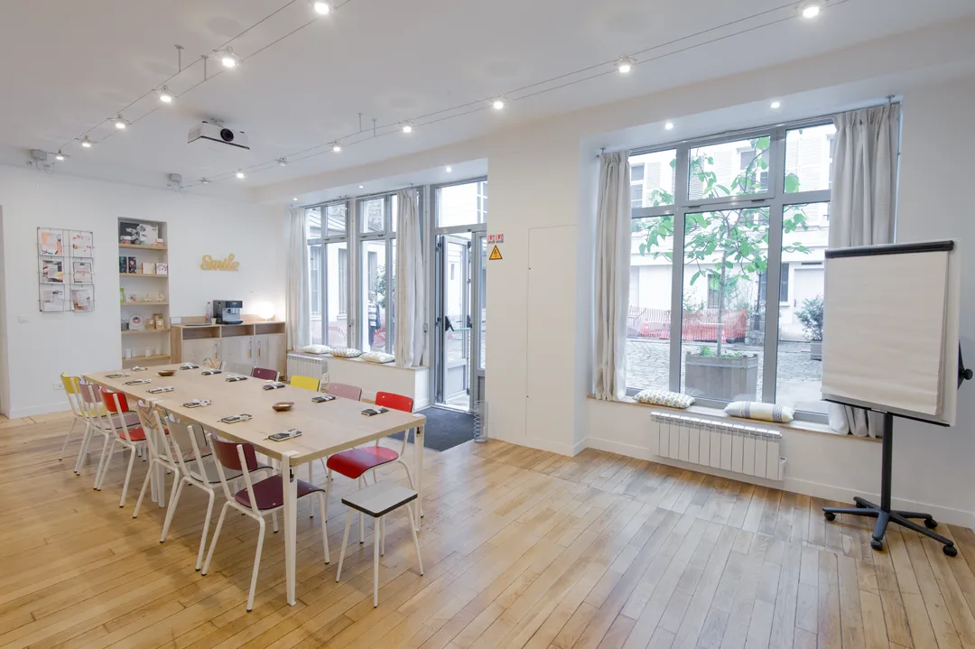Niché au fond d'une cour à côté du Palais Brongniart, cet espace tout équipé offre 200m2 répartis sur 2 niveaux : esprit comme à la maison au rez-de-chaussée (mais pensé pour la mise en place de votre évènement !) et jolies caves aménagées au sous-sol.Couleurs acidulées pour une ambiance agréable et décontractée ! Le Santé