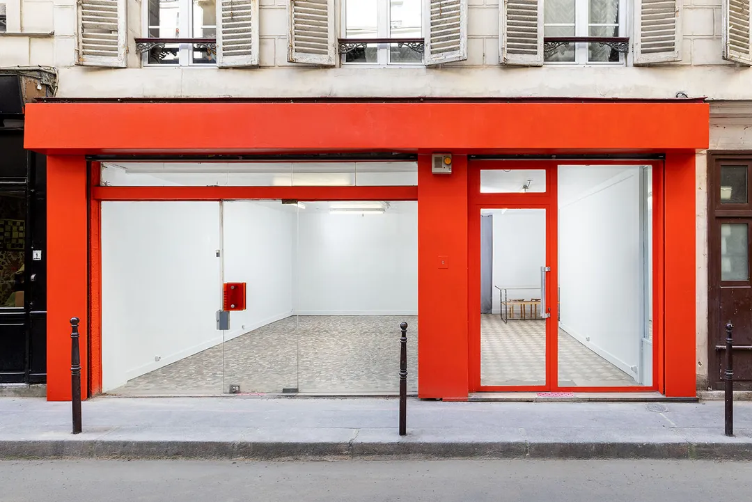 Fall in love with this new 54sqm space!Why rent this showroom during fashion week in Paris?Brand new, you can enjoy two rooms bathed in sunshine thanks to the large storefront which highlights your collections.Between mosaic and earthenware, the floor brings a touch of originality.The neighborhood:In the heart of the Marais and the nerve center of fashion week, rent a showroom ideally located on the path of buyers.The location has all the necessary materials (kitchenette, small storage, etc.) null