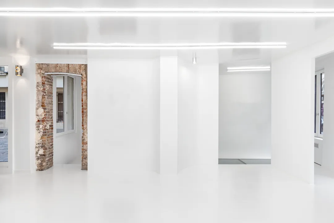 Au cœur du Marais, juste à côté de l'incontournable Carreau du Temple. Très bonne localisation pour la fashion week de Paris!D'une superficie de 100m2 (organisé en 2 plateaux de 50m2), le showroom Thomas est une jolie galerie au charme authentique avec pierres apparentes, poteaux patinés... Dans un style minimaliste, l'espace est très facilement personnalisable ! Espace traversant avec de grands murs blancs et de nombreuse lumières, l'espace offre une luminosité optimale, idéal pour illuminer des produits ou une collection. Showroom Thomas