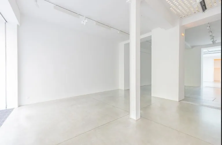 Spacieuse galerie d'une surface 300m2 dans le Marais, parfaite pour la Fashionweek. Un showroom au charme classique et épuré qui saura mettre en valeur des produits ou une collection. Équipé de rails de sport et d'une verrière, cet espace a toutes les qualités pour une exploitation optimale. La Galerie d'Anne