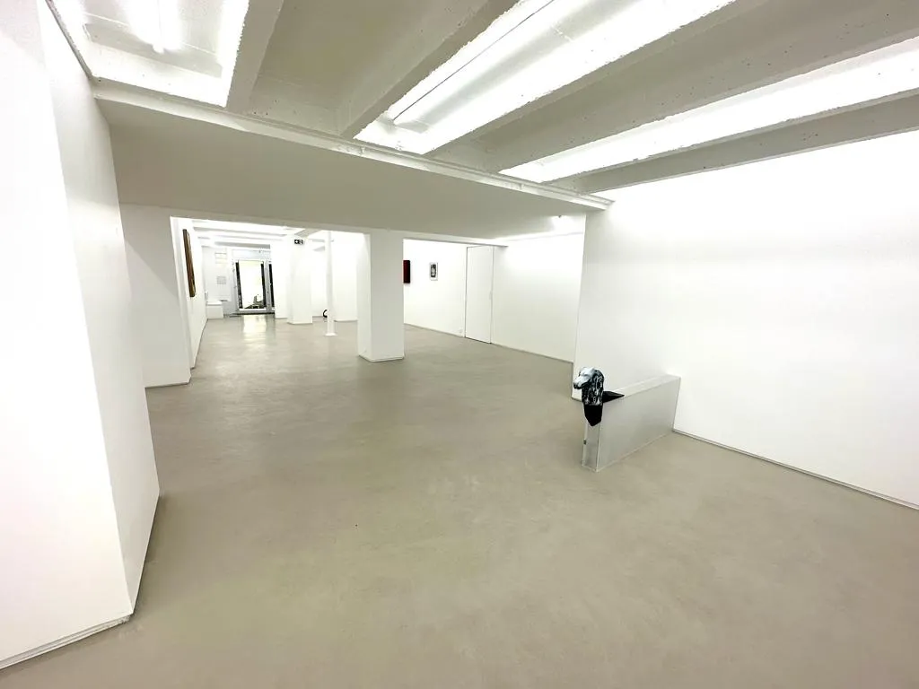 Nouvel espace ouvert à la location! (ouverture en avril 2023)Un vieux magasin, entièrement rénové et repensé, tout équipé... offrant une très belle surface d'exposition de 170m2 de plain pied... dans le coeur du Marais !Si vous êtes à la recherche d'un showroom pendant la fashion Week parisienne, n'hésitez pas ! Le showroom 170 est grand (surface recherchée), nouveau et avec un très bel emplacement... C'est ce qu'on appelle un bel espace ! Showroom 170
