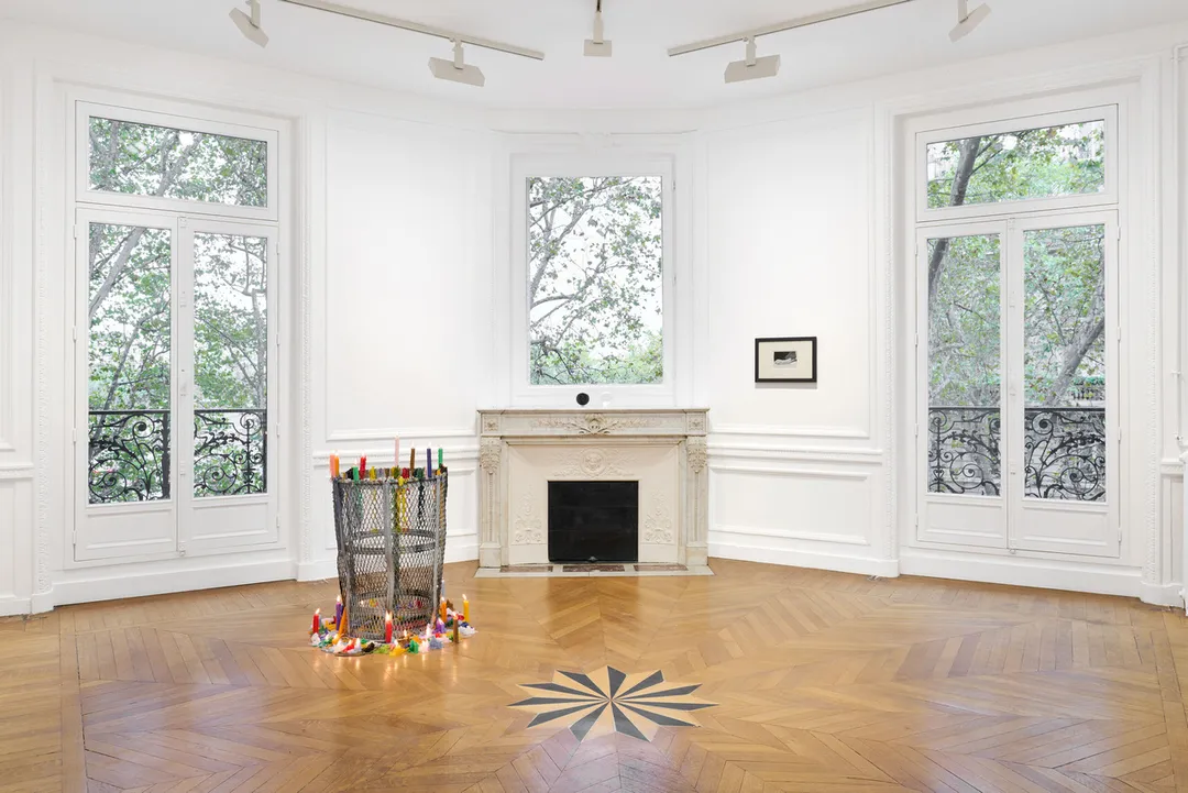 Admirez cet appartement typique du style haussmanien d'environ 150m2, rempli de charme, très lumineux avec son parquet et ses moulures. Son agencement en enfilade vous permettra d'installer plusieurs ambiances au sein de votre parcours client. C'est le lieu parfait pour organiser votre showroom durant la Fashion week parisienne. Un espace très bien équipé en lumière, une cuisine tout équipée, un balcon filant... sans oublier de mentionner son emplacement en plein coeur du triangle d'or de la capitale! Showroom Charles