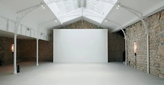 Nouvel espace (ouverture été 2023)Au centre de Parisde 380m2 (offrant une grande pièce de 300m2 sous verrière, une boutique de 50m2 et des parties annexes dont un beau sous-sol)Effet "Whaou" garanti !Cerise sur le gateau : une petite terrasse sur les toits de Paris ! Showroom 4