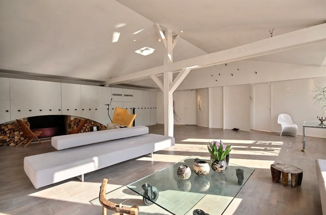 Discover this gorgeous loft in the heart of the very trendy Marais district! You'll dispose of a 150 sqm space! During the sunny days, it is also possible to enjoy the rooftop with a view on Paris roofs. This is the dream space to welcome a showroom during the Fashion Week! null