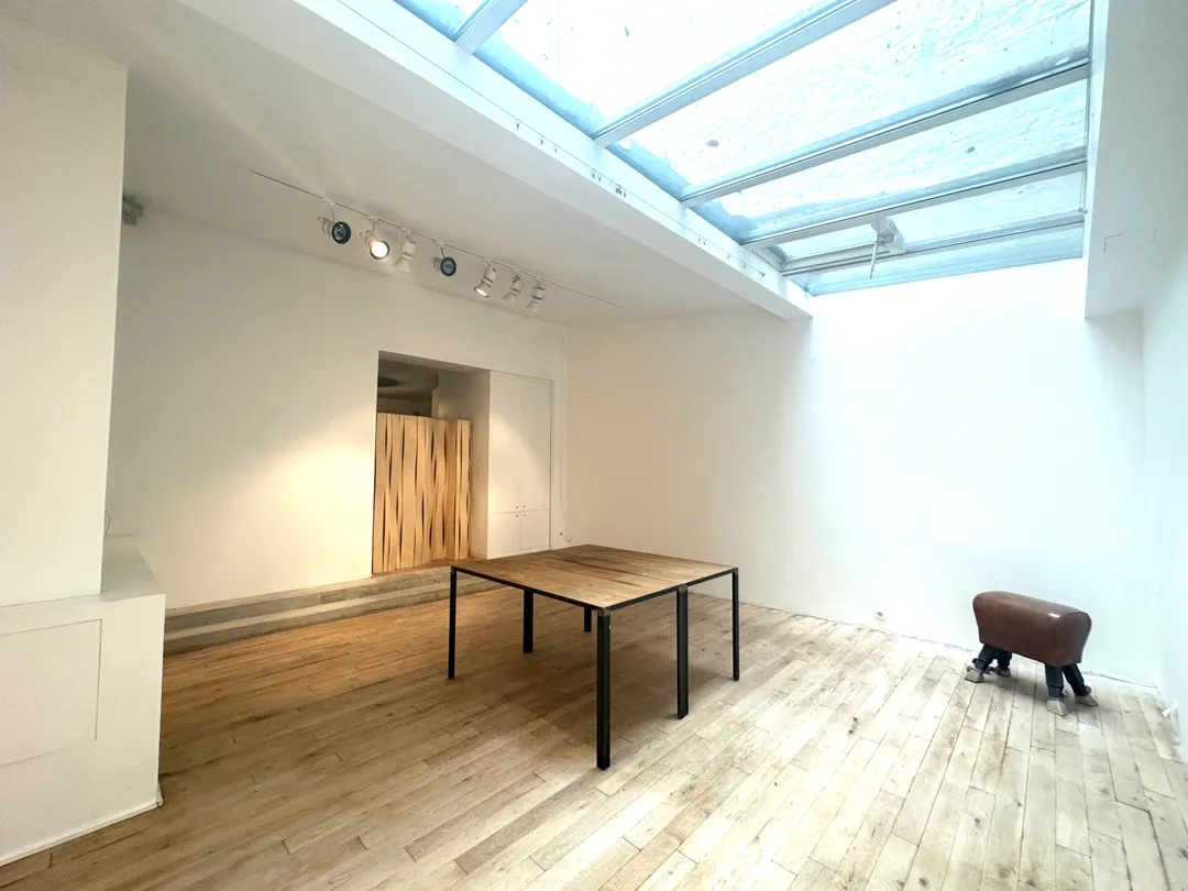 En plein coeur des quartiers créatifs, découvrez ce charmant espace de 90m2 pour accueillir votre showroom durant la Fashion Week parisienne! La vitrine donnant sur rue et la verrière vous offre une sublime lumière naturelle. Showroom Mathieu