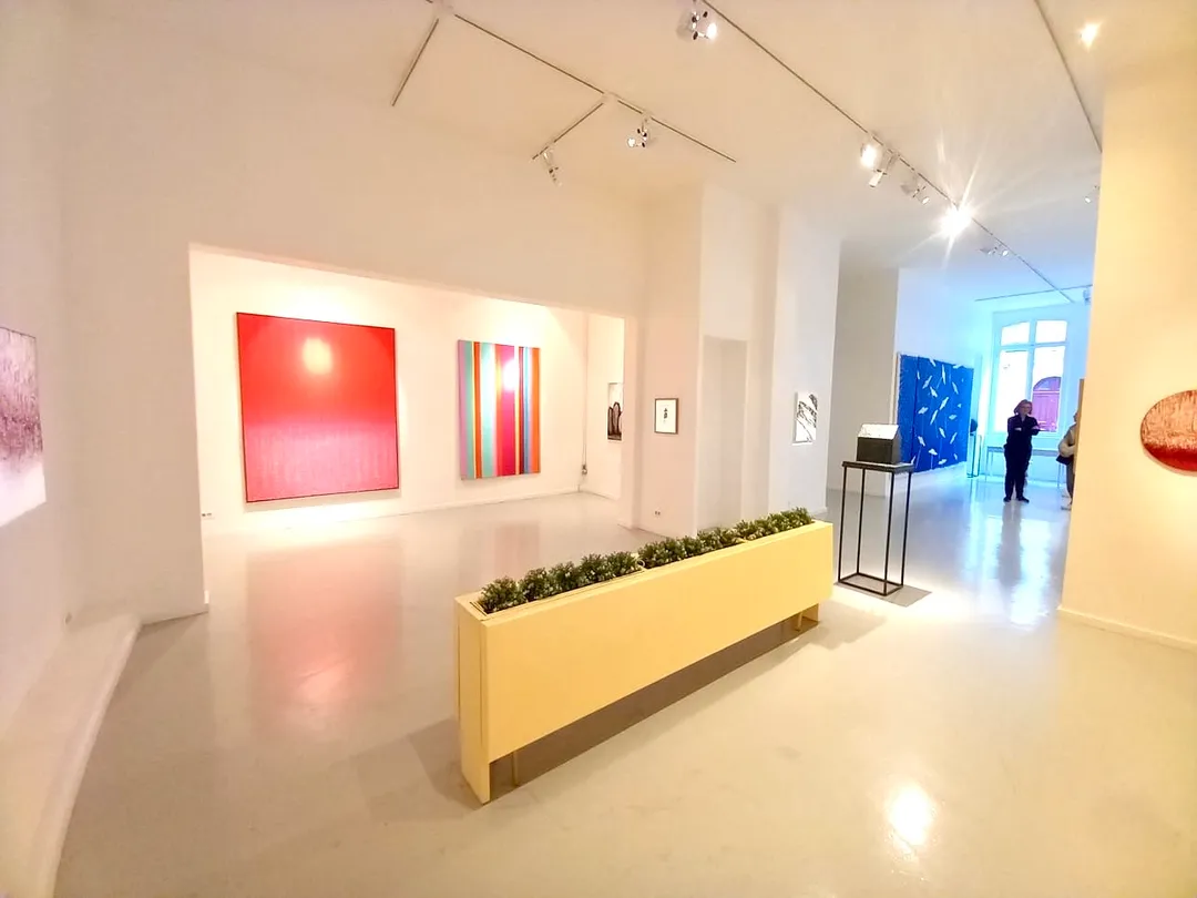 ! Nouvel espace ! En plein triangle d'or, au coeur du 8e arrondissement de Paris, découvrez cette belle galerie de 150m2. Elle bénéficie d'une très belle hauteur sous plafond, ainsi que d'une grande vitrine sur l'une des rues les plus passantes du quartier. Béton ciré, grands murs blancs, spots orientables... elle est facilement personnalisable, et détient tous les codes de la galerie parisienne par excellence. L'entrée se fait par une porte cochère ancienne, typique, par laquelle vous trouverez le lieu au fond d'une cour pavée pleine de charme. Idéale pour la fashionweek de Paris, cet espace est équipé d'un stockage, d'un système de sécurité, de sanitaires, d'une très bonne connexion internet ainsi que de sanitaires. Une galerie à l'atmosphère chic et moderne, prête à recevoir les professionnels de la mode pour la présentation de produits ou d'une collection. Showroom Françoise