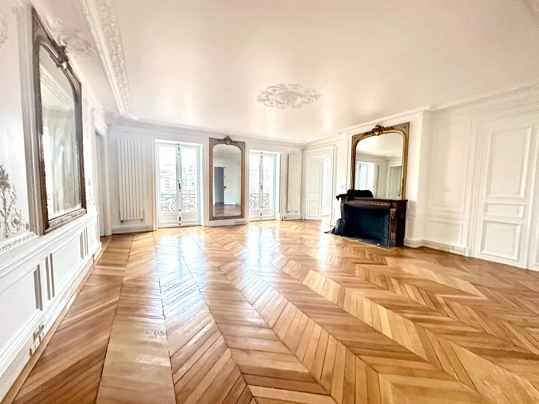 Au sein du très prisé 8ème arrondissement, situé en plein sur le boulevard Haussmann, découvrez cet immense espace de 372m2! Celui-ci est idéal pour accueillir votre showroom durant la Fashion week parisienne! En effet, vous serez séduit par son charme haussmannien, grâce à ses moulures et au parquet en pointe de Hongrie! Avec ses nombreuses fenêtres, ce lieu bénéficie également d'une sublime luminosité. Showroom Haussmann