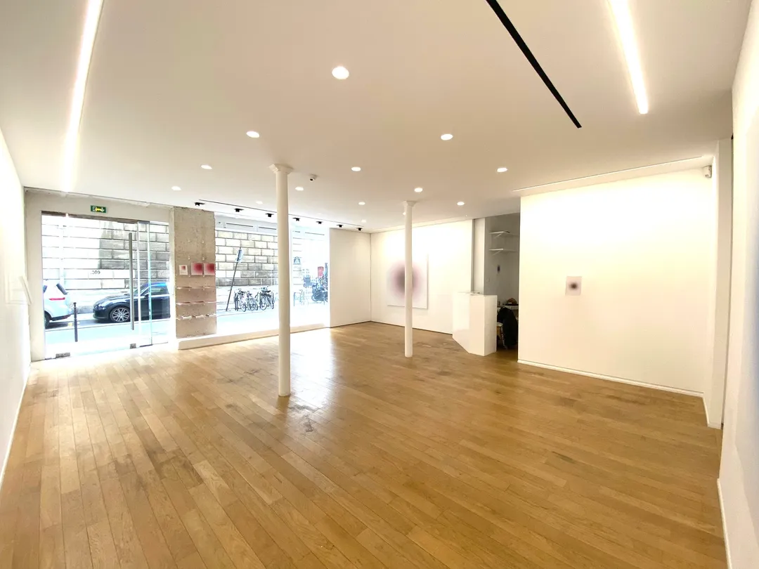 Beautiful gallery of 100sqm, on the ground floor. It is a space with authentic charm, in the heart of the Marais and a stone's throw from the famous rue de Turenne. With a large window on the street, this place will be ideal for use as a showroom or pop-up store, strategically located for the Paris Fashion Week. It is a bright, spacious space with a small storeroom and a kitchenette.Its advantage: it can be divided in two with the sliding doors to make a private showroom. Elegant and easily customizable, this is the space you need to present products or a collection ! null