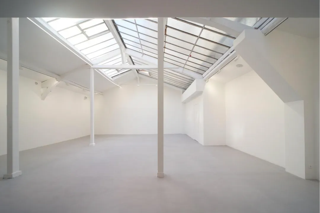 Découvrez superbe espace de 640m2 dans l'un des quartiers les plus tendances de Paris! En effet, cette galerie se niche au coeur du Marais, proche du musée des archives et du musée Picasso. C'est un emplacement idéal pour organiser votre showroom durant la Fashion week parisienne!Vous profiterez d'une sublime luminosité grâce à sa verrière mais aussi sa vitrine sur rue. Cette dernière vous offrira également une bonne visibilité. Showroom Manu