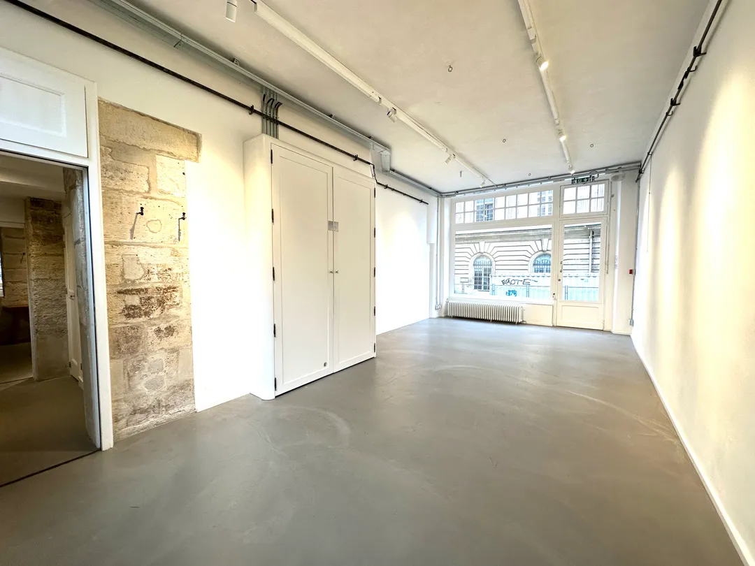 Tout proche de Saint Paul, à 2 pas du Marais, découvrez ce showroom rempli de charme ! Celui-ci s'organise en six espaces différents, répartis sur 210m2 entre un rez-de-chaussée à l'esprit industriel de 140m2 et un étage plus esprit appartement parisien de 70m2. Vous profiterez d'une visibilité sur rue sans comparaison grâce à ses quatre belles vitrines ! De plus, le lieu est traversant et donc baigné d'une sublime luminosité naturelle. Système de sonorisation, éclairage professionnel, écran de projection, fonds pour shooting photo... Vous aurez tous les éléments à votre disposition pour réussir votre showroom ou évènement durant la Fashion week parisienne! Showroom outsider