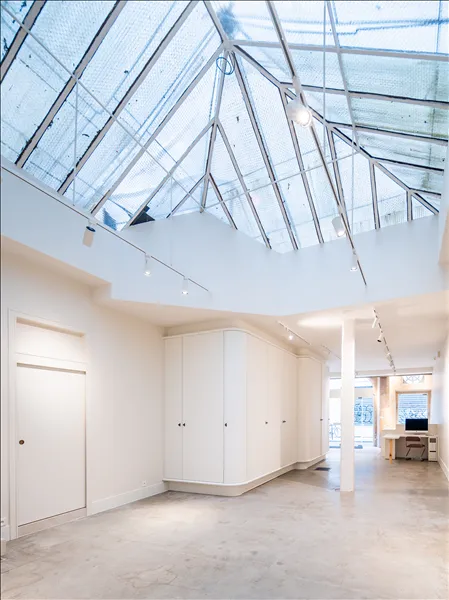Emplacement idéal fashionweek de Paris ! À deux pas du célèbre carreau du Temple, découvrez cette belle galerie de 80m² exploitables, au coeur du Marais. Spacieuse, avec une belle hauteur sous plafond, et lumineuse grâce à sa verrière, typique des galeries parisiennes. Béton ciré, murs blancs, rails de spots... cet espace au charme authentique est facilement personnalisable. Il dispose également d'un sous-sol pour le stockage, d'un bureau, d'une cuisine et de sanitaires. Un lieu clés en main, prêt à accueillir des produits ou une collection pour la fashionweek ! Showroom C