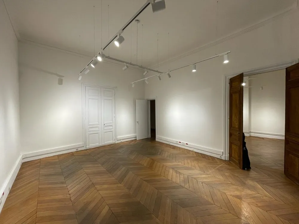 In the prestigious Place Vendôme district, let yourself be seduced by this flat, perfectly laid out to host your showroom during Paris Fashion Week. With a total surface area of 226sqm divided between a ground floor and a basement, this space offers two showrooms as well as three multi-purpose rooms that can be used as offices or backstage areas. What's more, all the necessary amenities are at your disposal.In addition to its adaptability, the irresistible charm of this flat is highlighted by its herringbone parquet flooring, adding an extra touch of elegance to the space. null