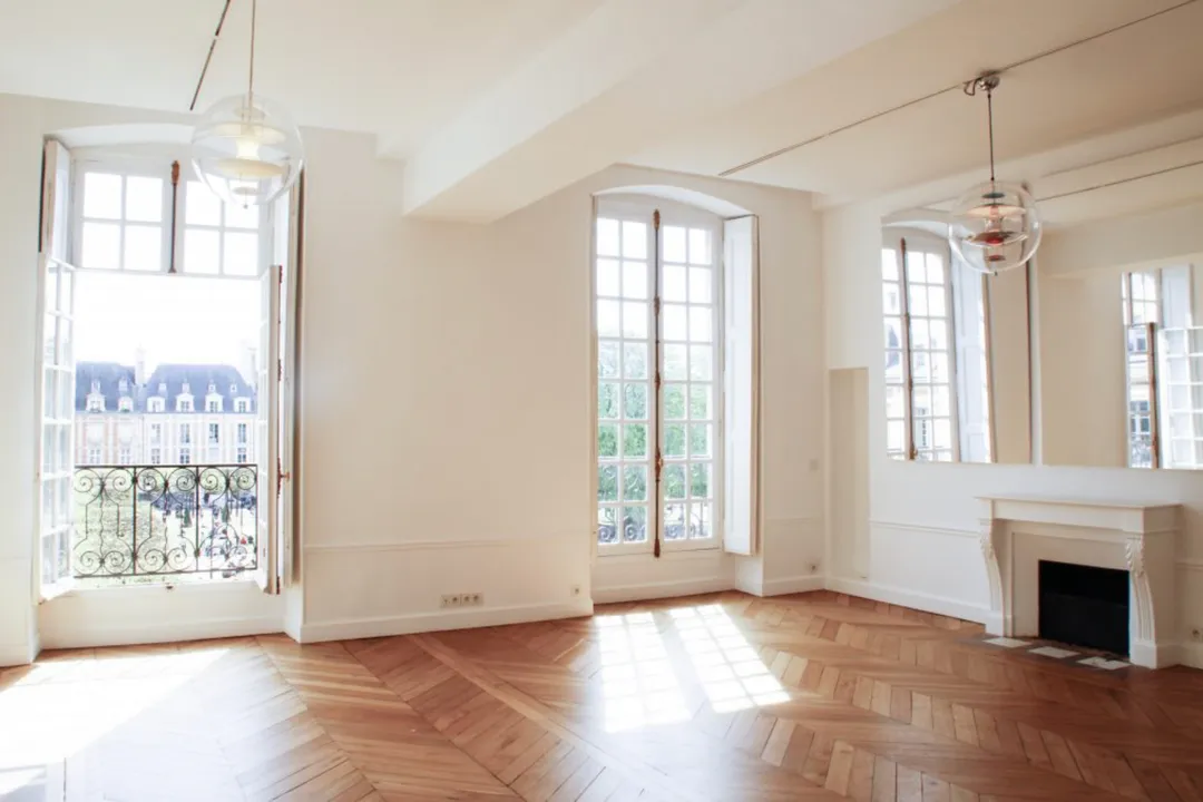 In the heart of the sublime Place des Vosges, this exceptional space invites you to explore. With its 250sqm, it benefits from magnificent natural light that bathes its interiors. With its high ceilings and spacious rooms, it's the ideal setting for a showroom during Paris Fashion Week.In addition to its generous dimensions, the space exudes undeniable charm, thanks in particular to its magnificent herringbone parquet flooring. null