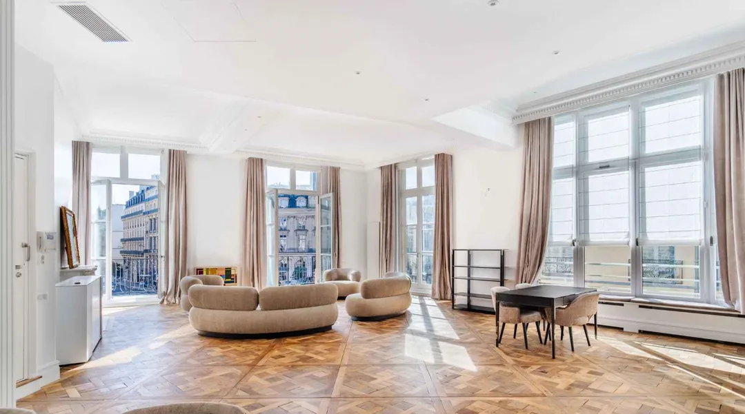 À deux pas du Musée du Louvre et du jardin du Palais Royal, se trouve ce magnifique espace à découvrir ! Avec une surface généreuse de 210m2, il bénéficie d'une lumière naturelle sublime filtrant à travers de grandes fenêtres. Vous profiterez d'une vue à couper le souffle sur la belle place des Victoires. De plus, la possibilité de logement avec 2 chambres sur place ajoute à son attrait. C'est l'endroit parfait pour organiser un showroom pendant la Fashion Week ou pour accueillir un cocktail/dîner. Showroom bright