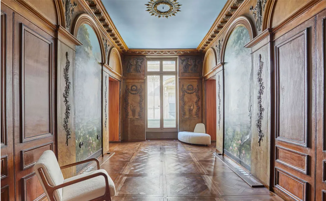 Au cœur prestigieux du premier arrondissement, se dévoile cet appartement Haussmannien d'une beauté remarquable. Avec ses 160m2 répartis en cinq pièces spacieuses, cet espace offre un cadre idéal pour diverses activités (press day, showroom...). Grâce à sa disposition, vous pourrez également créer plusieurs ambiances. Sa localisation en fait un lieu parfait pour accueillir un showroom lors de la Fashion Week parisienne. Showroom Natasha