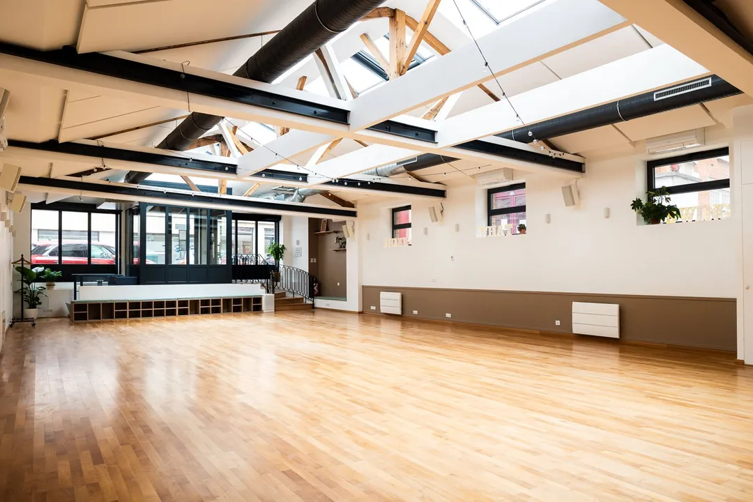 Dans le dynamique 11ème arrondissement, découvrez ce nouvel espace exceptionnel, spacieux et baigné de lumière ! Vous bénéficierez d’une surface de 210m² - dont une grande pièce 140 m² - en rez-de-chaussée avec une façade sur rue offrant une visibilité optimale. (possibilité d'occulter la vitrine au besoin). Un espace cuisine équipé avec un coin détente est également à votre disposition, parfait pour accueillir vos invités lors de la Fashion Week parisienne. Le véritable atout de ce lieu ? Une sublime verrière qui inonde l’espace de lumière naturelle, créant une ambiance accueillante et élégante. C’est le cadre idéal pour un showroom, où chaque détail de votre collection sera mis en valeur. Showroom Moove